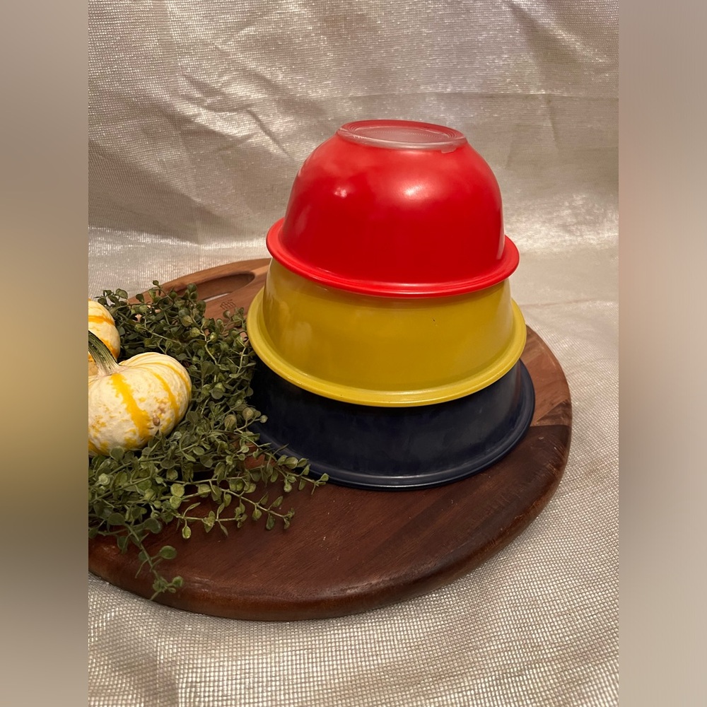 Vintage 80’s Pyrex Clear Bottom Primary color Mixing Bowls set of 3